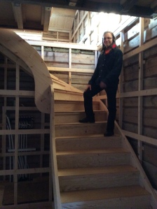 Trappen er skulpturert. Det lover godt. Yngste sønn i trappen. Foto: Anne Wuolab.